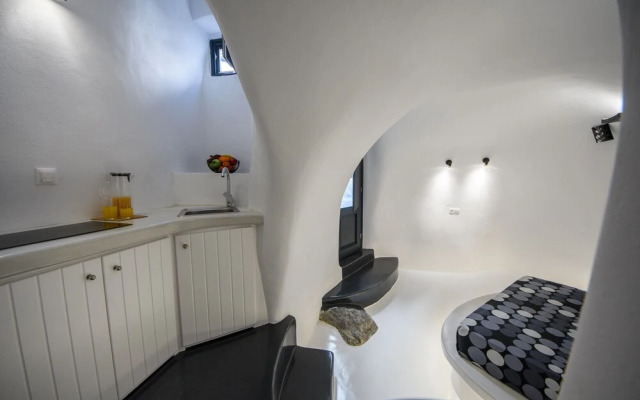 The Luna Cavern 2 with Hot Tub White