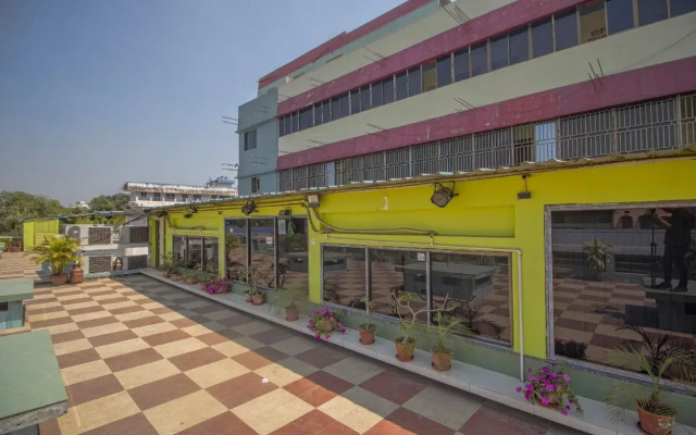Hotel Mmg Lodge by OYO Rooms