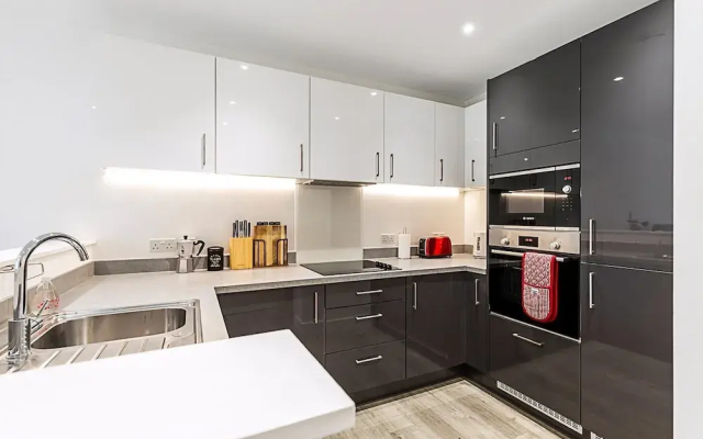 Modern 2-bed Flat With Terraces in Leyton