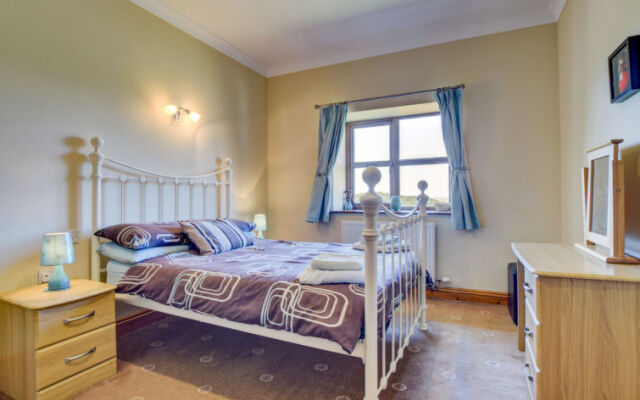 Holiday Home Dinas y Gadair