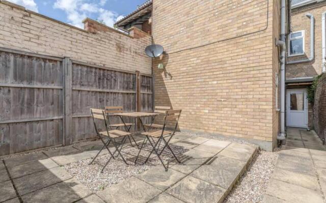 Stylish Apartment 5 Min Walk To Castle & Parking!