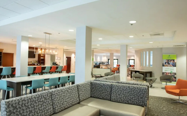 Holiday Inn Hotel & Suites Raleigh-Cary I-40 @Walnut St