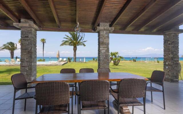 Villa Beachfront Kiss - 4bdrms, Tennis Court, Pool, BBQ, Beachfront