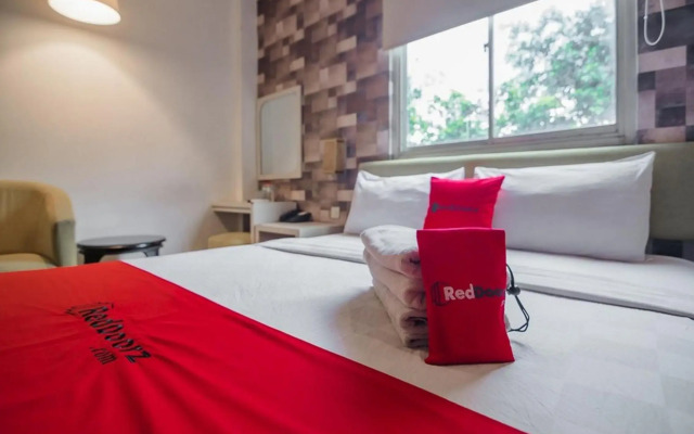 RedDoorz Plus near Mangga Besar Station 2