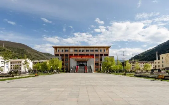 Weifang Silk Road Hotel (Songpan Passenger Transport Center)