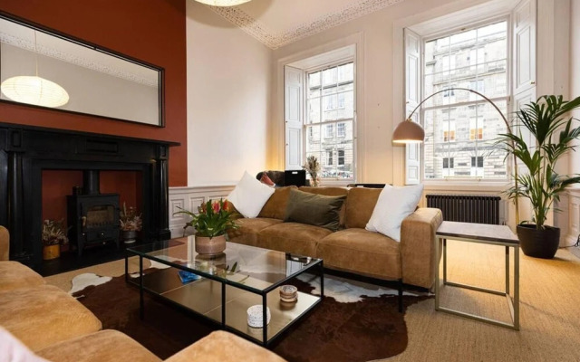 Beautiful Three Bedroom Georgian Home in Edinburgh
