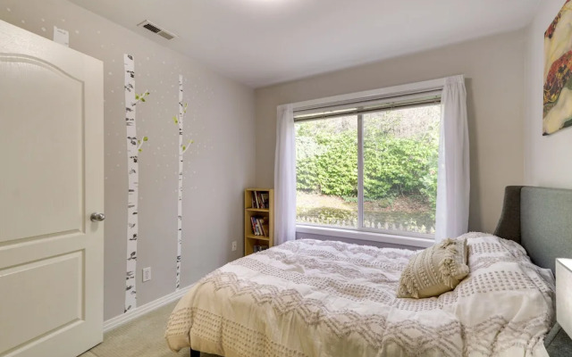Lake Oswego Home w/ Deck 9 Mi to Downtown Portland