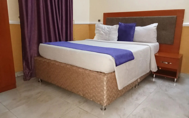 B's Hive Hotel & Suites