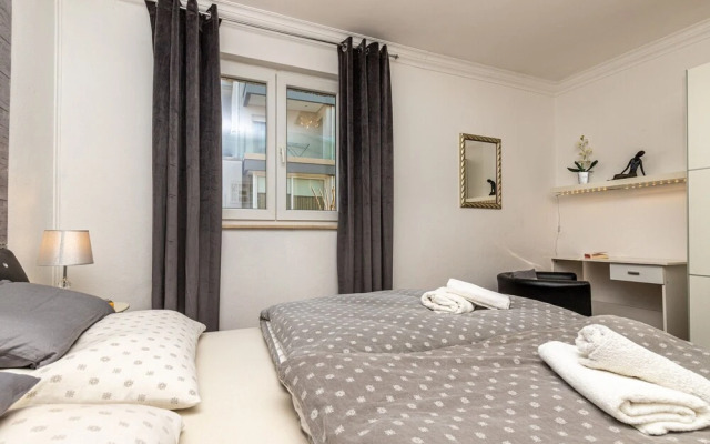 Deluxe Apartment Sandra 1200m From Beach