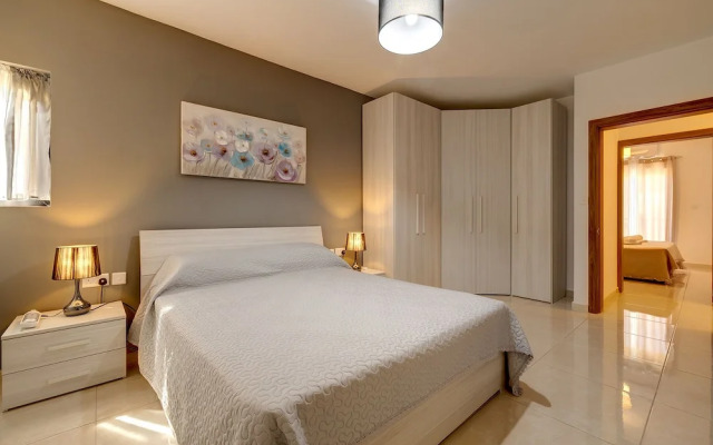 Stylish, Bright and Airy Apart in Central Bugibba
