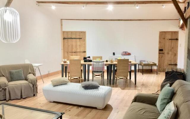Magnificent Renovated Farmhouse - 10 Min A7 -