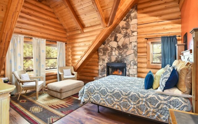 FlagRanch - 4 Br cabin by RedAwning