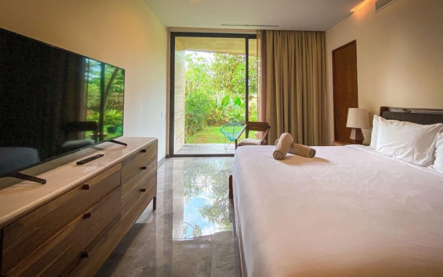 Bright and Sunny 2 BR Condo With Private Garden Jacuzzi