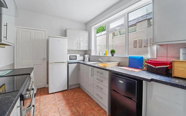 Beautiful 4 Bed House - Great Central Location - Wolverhampton