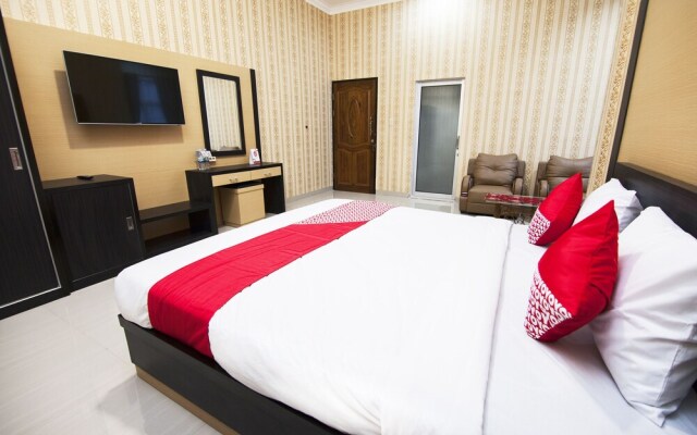 Esther Hotel by OYO Rooms