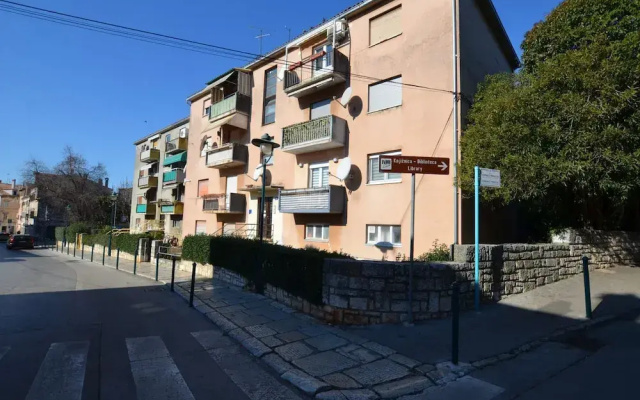 Warm and Welcoming Apartment With Balcony