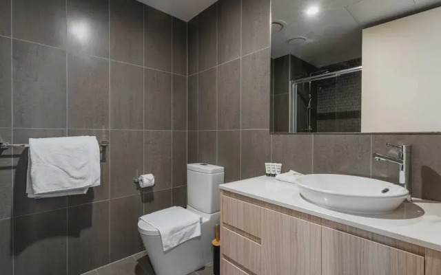 Lonsdale St 1-bed Unit With Study Area and Parking