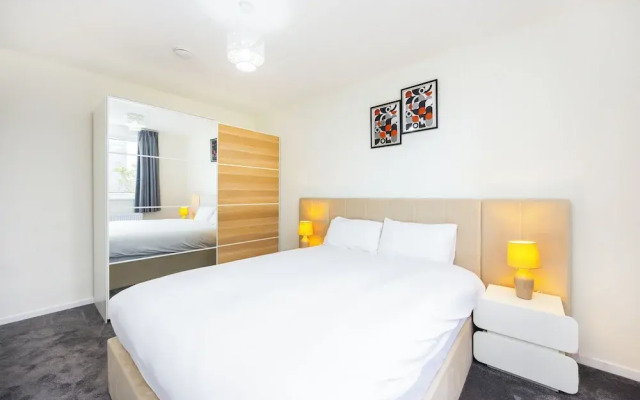 Modern 3 Bedroom House in  Stratford