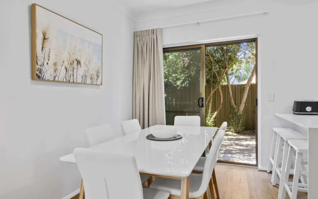 Coastal 3-bed House With BBQ and Private Courtyard