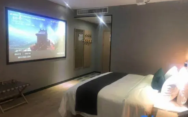 Ledong Longrun Hotel (Flo Town)