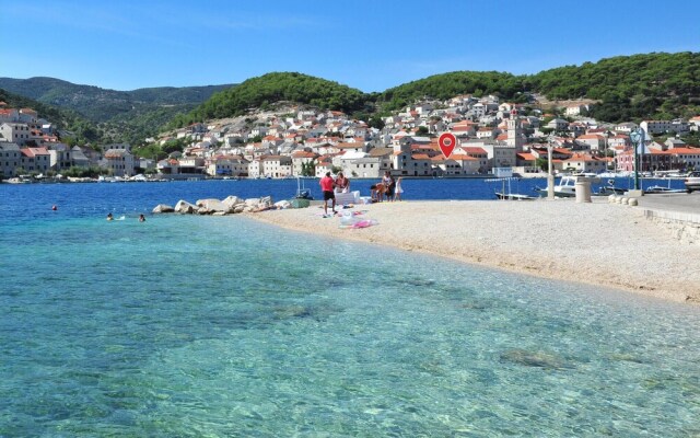 Stunning Home in Pucisca With 3 Bedrooms and Wifi