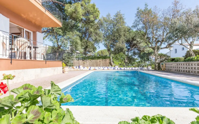 Simply Furnished Apartment With Shared Pool in Llafranc