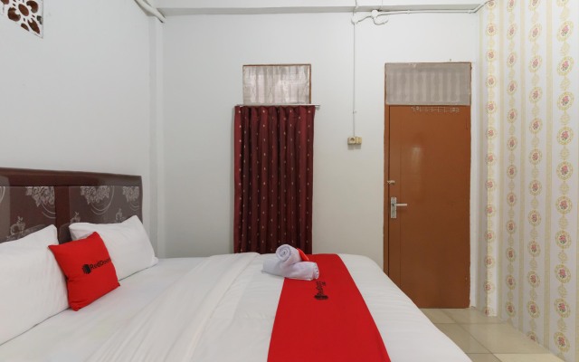 RedDoorz near City Walk Benhil
