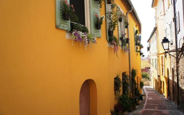 Cozy apartment by the sea