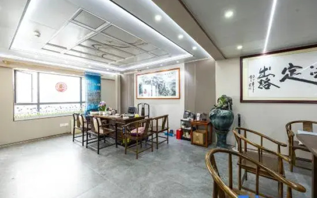 Xicheng Business Hotel (Shenzhen Shuanglong Metro Station)