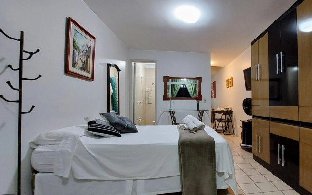 Descanse na rede da varanda sob as árvores.