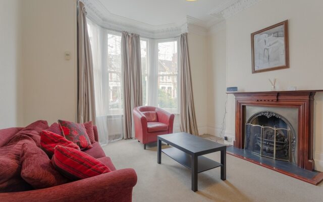 1 Bedroom Flat With Lofty Ceilings and Garden