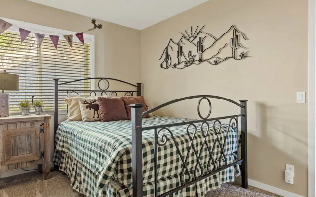 Bearfoot Lodge Near Hiking & Skiing!