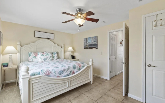 Colony Beach Club 125