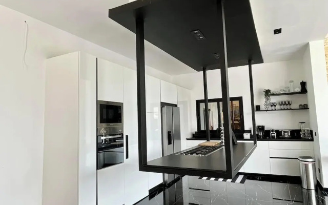 Casa Black and White. Vista al Mar