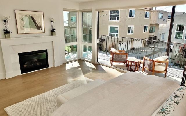 Beach Paradise Stunning 3-story in Long Beach!