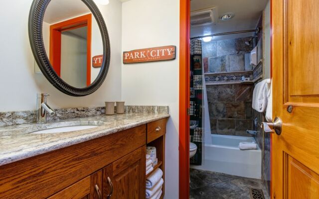 1687 Lakeside 3 Bedroom Home by RedAwning