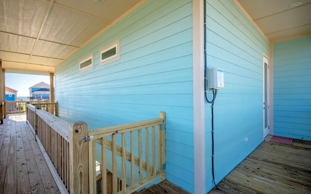 Tidewater 4 Bedroom Home by RedAwning