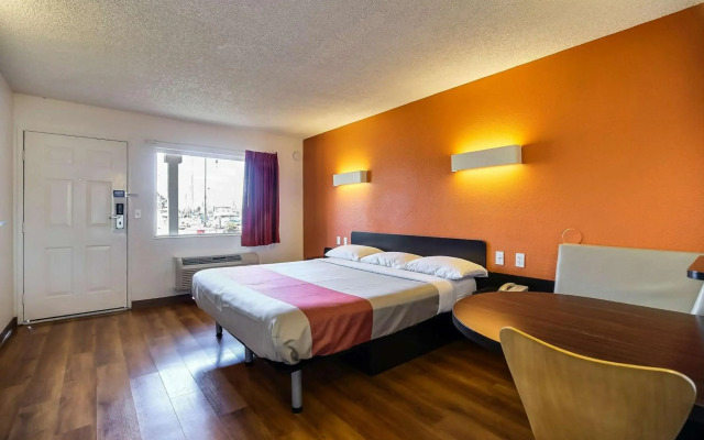 Motel 6 Oakland, CA - Embarcadero