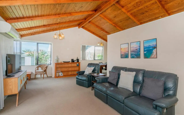 Treasure on Chestnut - Tairua Holiday Home