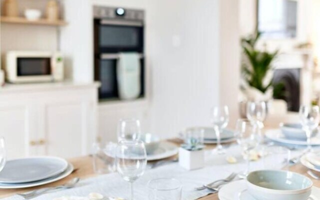Lovely 7-bed House in Bournemouth
