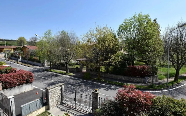Luxurious Villa in Lombardy with Garden & Hot Tub