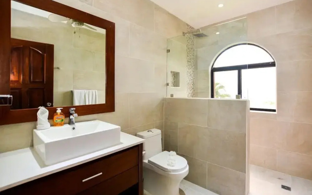 Spectacular - spacious unit in Flamingo in front of the beach