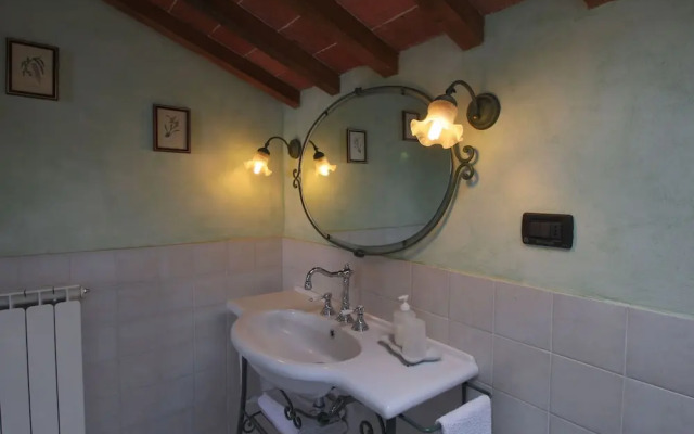Quaint Farmhouse in Montepulciano with Pool