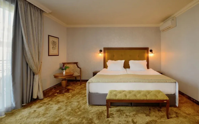 Club Central Hotel