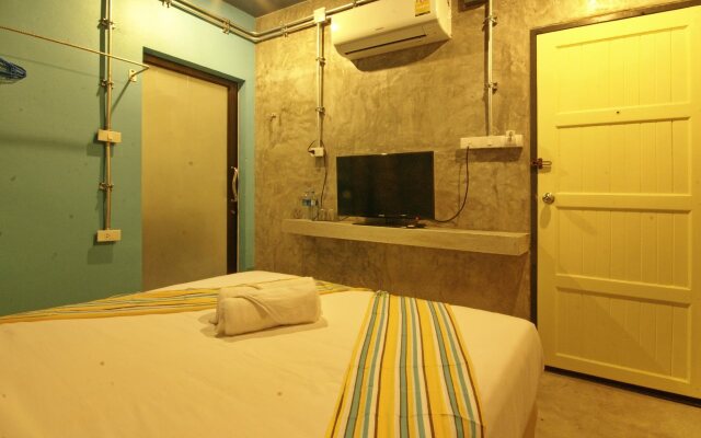 Seabox Khaolak Hostel