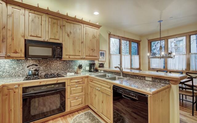 The Perfect Large Family 3 Bedroom Condo by RedAwning