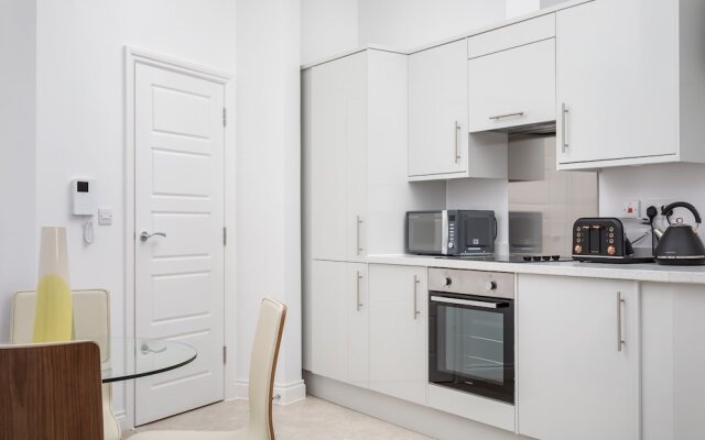 Elliot Oliver - Stylish 2 Bedroom Town Centre Apartment