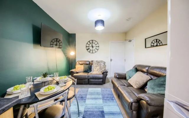 Tile Hill's Large 5-Bedroom House w/ Garden