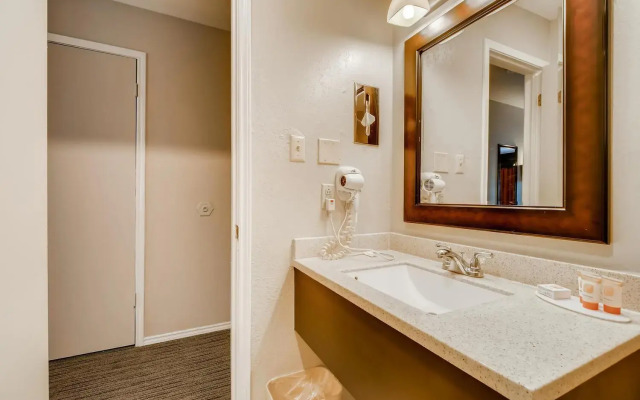Orangewood Inn & Suites Midtown