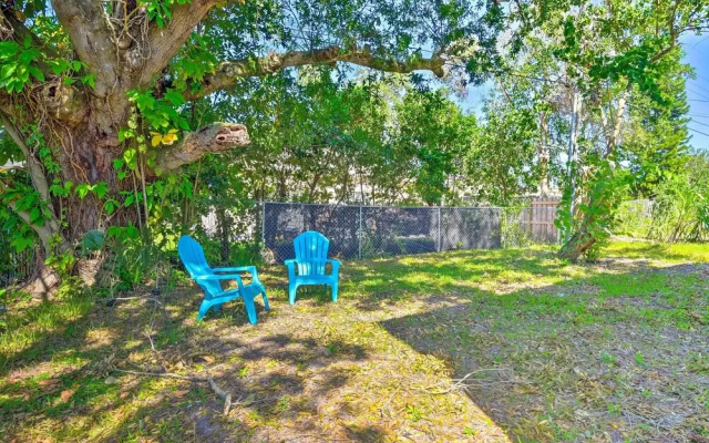 Near Downtown + Ocean: Sarasota Getaway